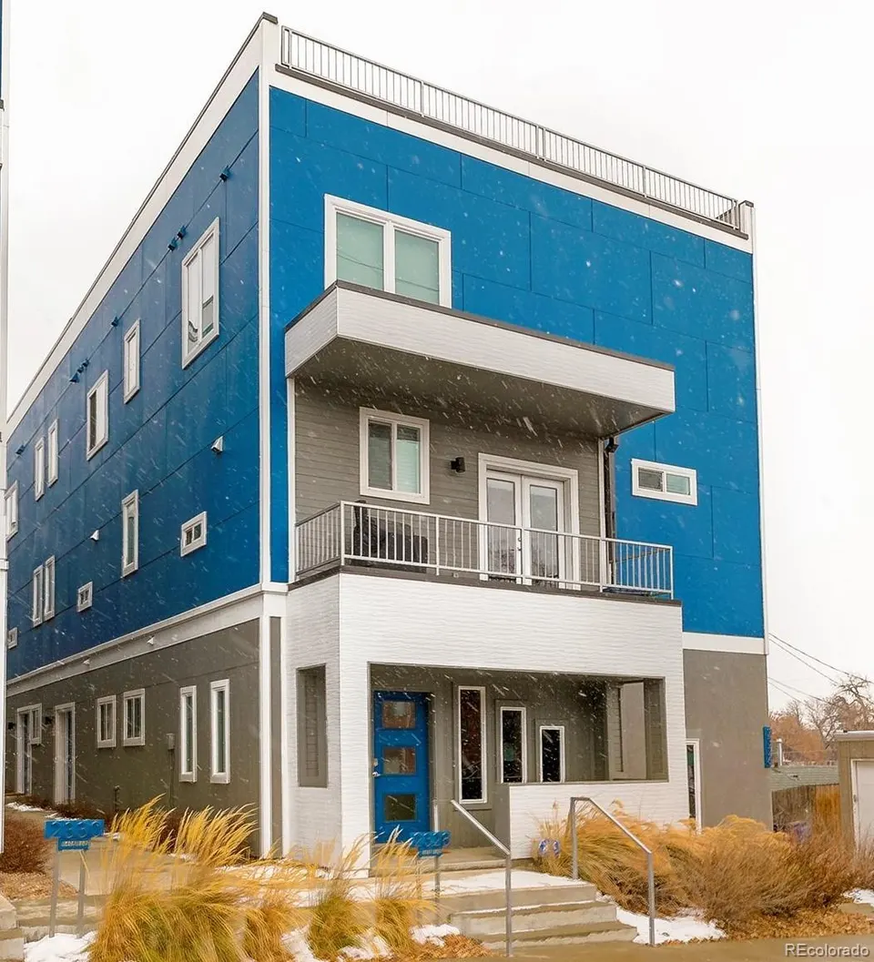 Front of the townhome with balcony