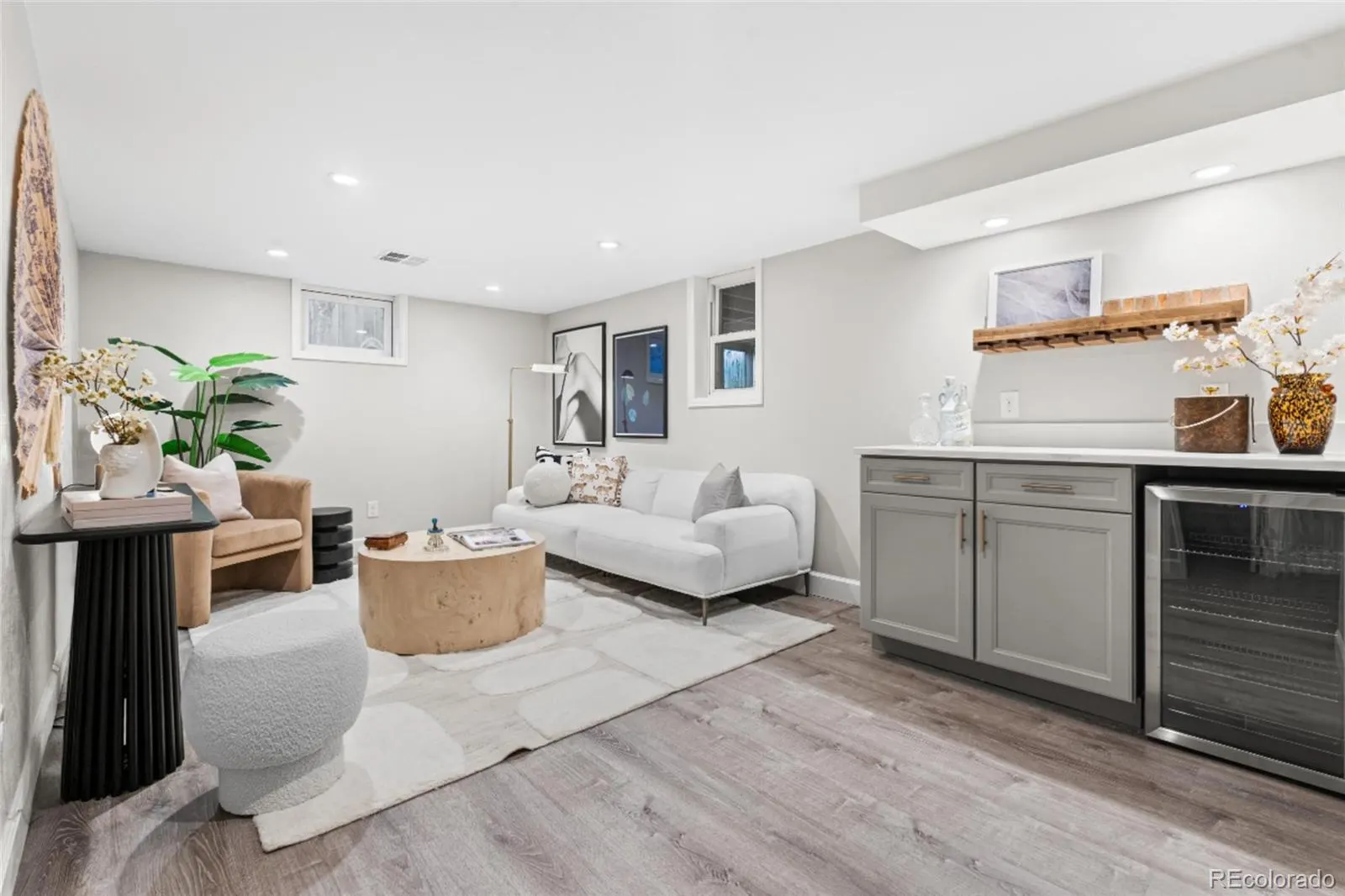 Finished basement family room with dry bar