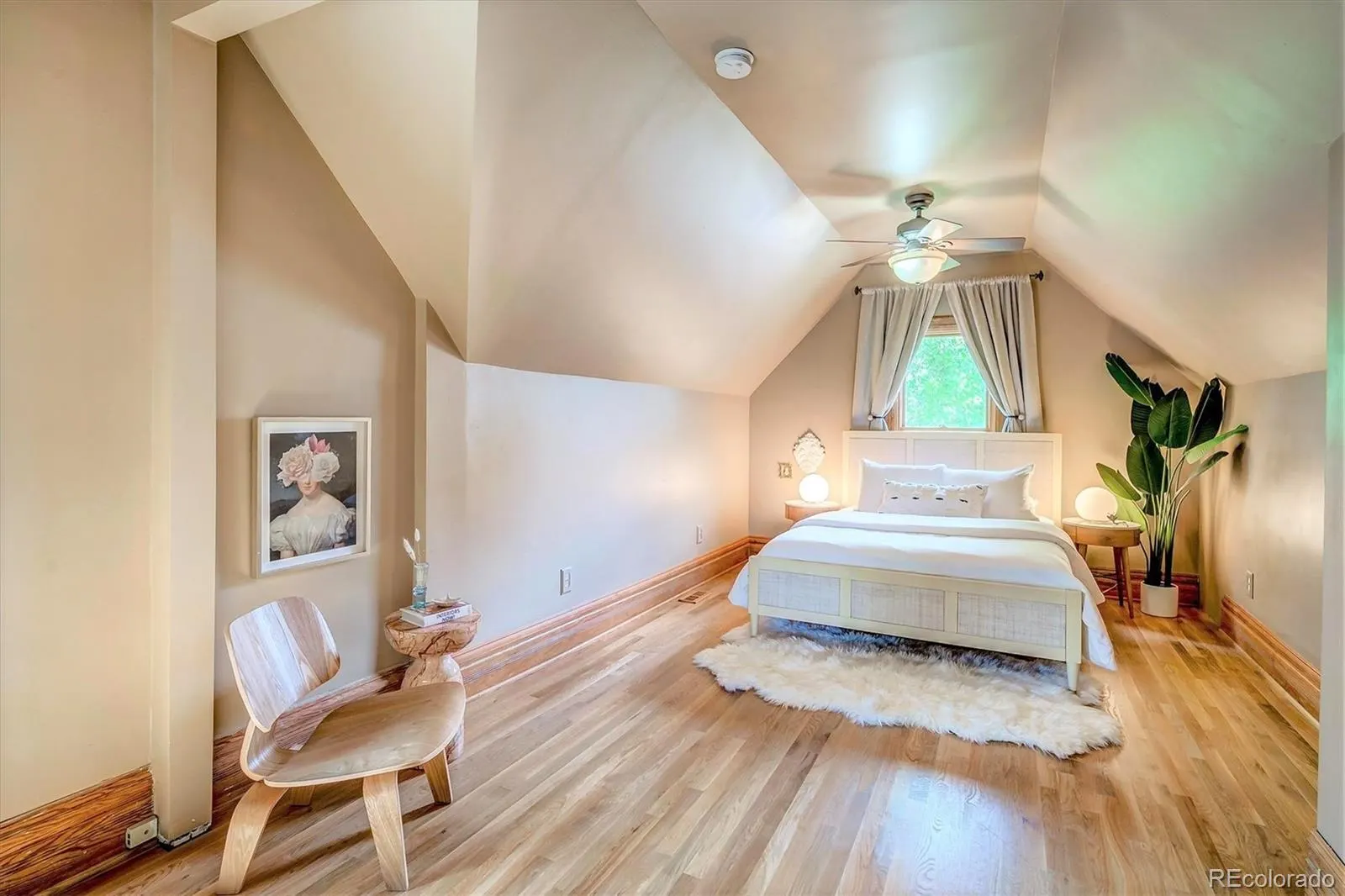 Bedroom with vaulted ceiling under the eaves